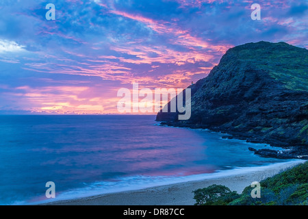 Wunderschönen Sonnenaufgang am Makapuu Beach auf Oahu, Hawaii Stockfoto