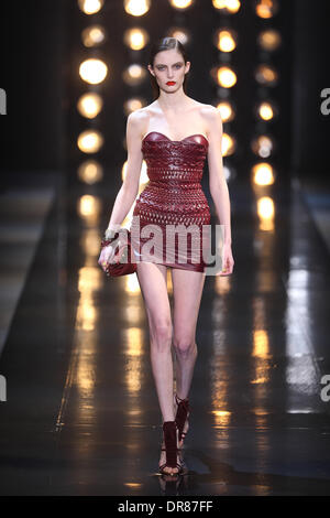 Paris, Frankreich. 21. Januar 2014. Ein Model trägt eine Kreation von französischen Designer Alexandre Vauthier im Rahmen seiner Frühjahr/Sommer 2014 Sammlung während der Paris Haute Couture Fashion Week in Paris, Frankreich, 21. Januar 2014 vorgestellt. Paris Haute Couture Modenschauen laufen bis 22. Januar 2014. Foto: Hendrik Ballhausen7DPA/Alamy Live-Nachrichten Stockfoto