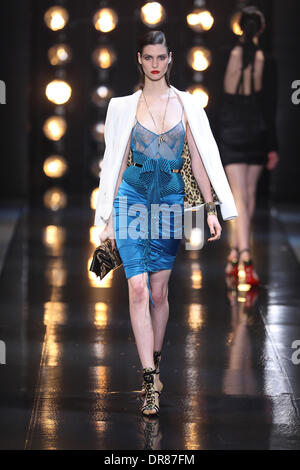 Paris, Frankreich. 21. Januar 2014. Ein Model trägt eine Kreation von französischen Designer Alexandre Vauthier im Rahmen seiner Frühjahr/Sommer 2014 Sammlung während der Paris Haute Couture Fashion Week in Paris, Frankreich, 21. Januar 2014 vorgestellt. Paris Haute Couture Modenschauen laufen bis 22. Januar 2014. Foto: Hendrik Ballhausen7DPA/Alamy Live-Nachrichten Stockfoto