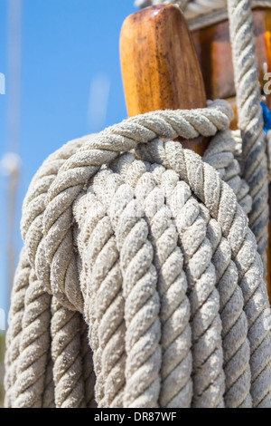 Details der Segel Seil am Mast eines Segelbootes Stockfoto