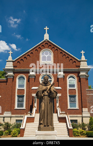 Statue des Heiligen Franziskus vor dem Heiligtum am Mount Saint Francis in Floyd County, Indiana Stockfoto