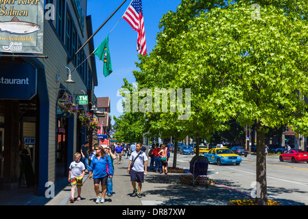 Geschäfte und Restaurants auf Alaska Weg am Pier 54, Innenstadt von Seattle, Washington, USA Stockfoto