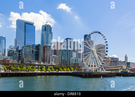 Die Seattle Great Wheel und die Skyline der Innenstadt von Argosy Harbor cruise Boot, Seattle, Washington, USA Stockfoto