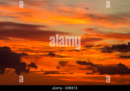 Schöne bewölkter Himmel mit intensiven Farben bei Sonnenaufgang Stockfoto