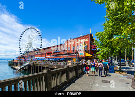 Die Seattle Waterfront mit Blick auf die Bergleute Landung auf Pier 57, Alaskan Way, Seattle, Washington, USA Stockfoto