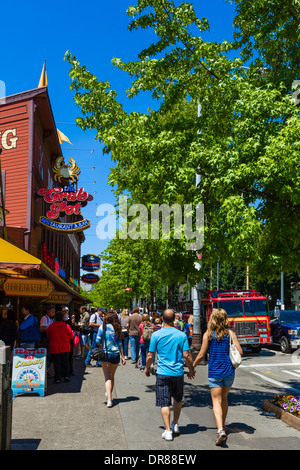 Geschäfte und Restaurants auf Alaska Weg am Pier 57, Innenstadt von Seattle, Washington, USA Stockfoto