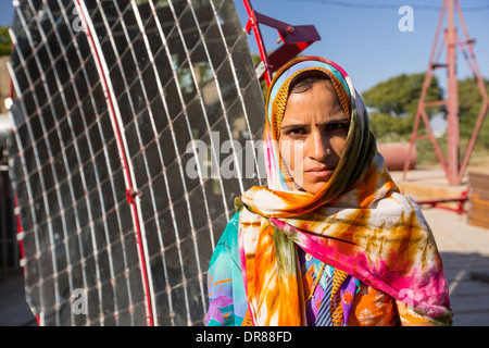 Frauen bauen Solarkocher am Barefoot College in Tilonia, Rajasthan, Indien. Stockfoto