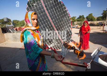 Frauen bauen Solarkocher am Barefoot College in Tilonia, Rajasthan, Indien. Stockfoto