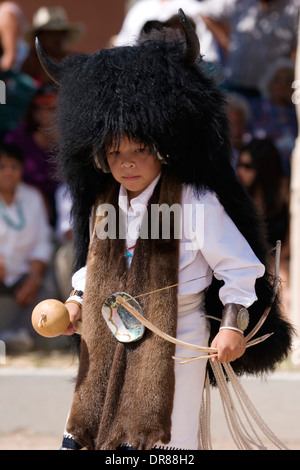 Junge Büffel Tänzerin, acht nördlichen Pueblos Kunst und Handwerk zeigen, San Juan Pueblo, New Mexico, USA Stockfoto