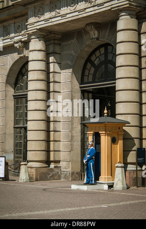 STOCKHOLM, SCHWEDEN - 27. JUNI 2009. Ehrengarde steht vor dem königlichen Palast Stockfoto