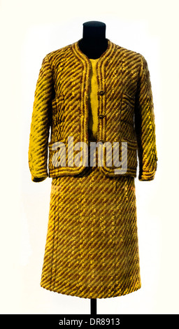 Gabrielle 1963 / 64 Winter Anzug von Coco Chanel 1883 – 1971 französischer Modeschöpfer Stockfoto