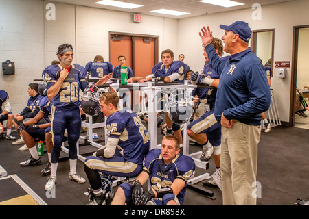 Ein Highschool-Football-Trainer begeistert seine Spieler in der Umkleidekabine in der Halbzeit eines Spiels Nacht in San Juan Capistrano, Kalifornien Stockfoto