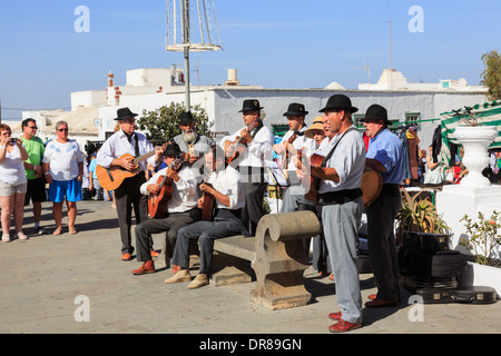 Lokalen Folkloregruppe, die traditionelle Musik einem Publikum in Plaza De La Constitución, Teguise, Lanzarote, Kanarische Inseln, Spanien Stockfoto