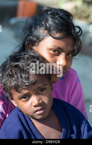 Kleinen Kindern Subsistenz-Bauern in den Sunderbans, Ganges, Delta, Indien, ist der Bereich sehr tief liegende und anfällig für Meeresspiegelanstieg. Stockfoto