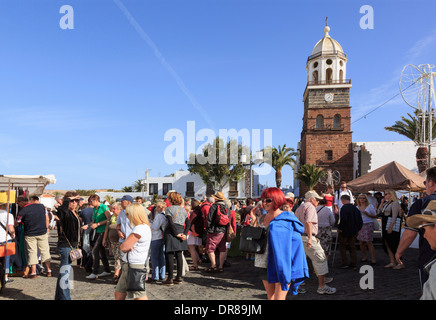 Menschen beim Einkaufen in der geschäftigen Straße Sonntagsmarkt in Plaza De La Constitución, Teguise, Lanzarote, Kanarische Inseln, Spanien, Europa. Stockfoto