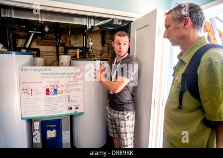 Ein Student aus Ontario, Kanada, beschreibt das integrierte mechanische System eine experimentelle energiesparendes solar betriebene Haus bei den Solar Decathlon in Irvine, Kalifornien. Der internationale Wettbewerb wird gesponsort von der US-Department of Energy. Stockfoto