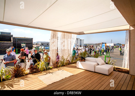 Besucher der Solar Decathlon in Irvine, CA, anzeigen eine experimentelle energiesparendes solar betriebene Haus von Vienna Institute of Technology entwickelt. Der internationale Wettbewerb wird gesponsort von der US-Department of Energy. Stockfoto