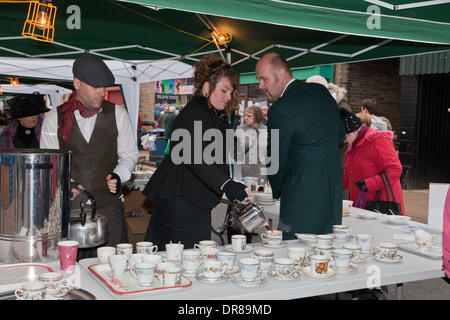 Brighouse viktorianische Weihnachtsmarkt mit Standinhaber Tassen Tee mit Tassen und Untertassen, im Zeitraum Kleid zu verkaufen Stockfoto