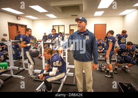 Ein Highschool-Football-Trainer begeistert seine Spieler in der Halbzeitpause bei einem Spiel in San Juan Capistrano, Kalifornien. Stockfoto