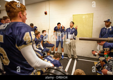 Ein Highschool-Football-Trainer begeistert seine Spieler in der Halbzeitpause bei einem Spiel in San Juan Capistrano, Kalifornien. Stockfoto