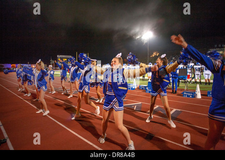 Cheerleader unterhalten die Zuschauer bei einem Fußballspiel Gymnasium Nacht in San Juan Capistrano, Kalifornien. Stockfoto