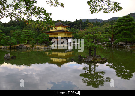 Der Tempel des goldenen Pavillons, bekannt eine Kinkaku-Ji, ist ein Zen-buddhistischen Tempel in Kyoto, Japan. Stockfoto