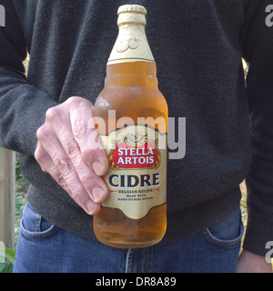 Kaukasischen Mann hält eine Flasche Stella Artois Cidre-Modell veröffentlicht Stockfoto