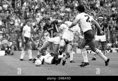 Fußballer Steve McMahon in Aktion ASTON VILLA V TOTTENHAM HOTSPUR 22.09.1984 Stockfoto