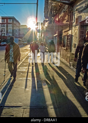 Setzen Sonne scheint auf dem Bürgersteig in hohe Kriminalität Tenderloin District in San Francisco. Beachten Sie schäbig Gebäude. Stockfoto