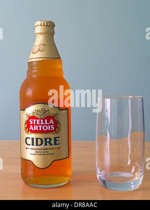 Flasche Stella Artois Cidre und Glas Stockfoto