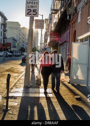 Setzen Sonne scheint auf dem Bürgersteig in hohe Kriminalität Tenderloin District in San Francisco. Beachten Sie schäbig Gebäude. Stockfoto