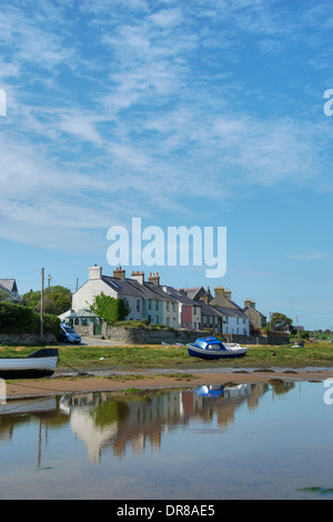 Himmel über der Stadt Aberffraw spiegelt sich in den Fluss Ffraw, auf der Isle of Anglesey, Wales Stockfoto