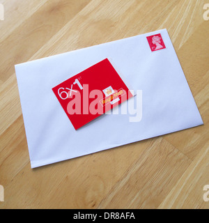 Buch von First Class Royal Mail Briefmarken und Umschlag, UK Stockfoto