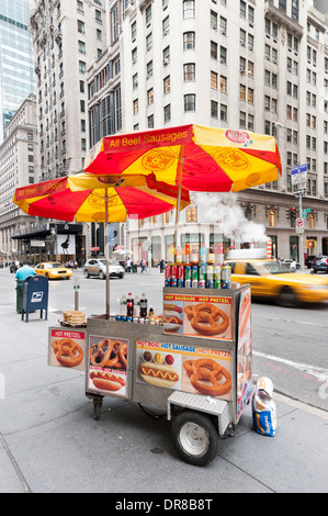 Am Straßenrand hot dog und Brezel stand, New York City, USA Stockfoto