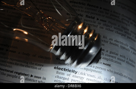 STROM-BIRNE MIT WÖRTERBUCH DEFINITION WORT STROM WIEDER ENERGIE HEIZKOSTEN HEIZUNG KOSTET STEIGENDE PREISE LIEFERANTEN UK Stockfoto