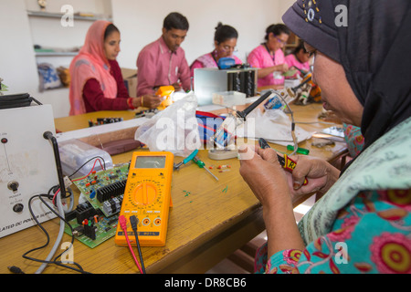 Frauen auf einem solar Workshop lernen, wie man solar Lanters am Barefoot College in Tilonia, Rajasthan, Indien zu machen. Stockfoto