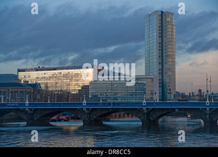 Queens-Brücke über den Fluss Lagan, Belfast. Stockfoto