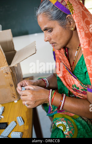 Frauen auf einem solar Workshop lernen, wie man solar Lanters am Barefoot College in Tilonia, Rajasthan, Indien zu machen. Stockfoto