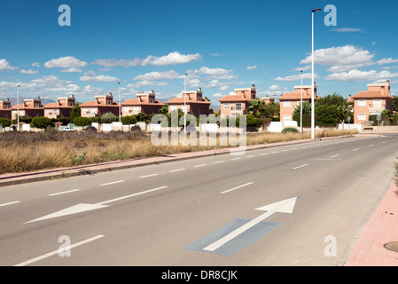 Neu gebaute Häuser in Immobilienentwicklung in Stadt von Gran Alacant in der Nähe von Alicante, Costa Blanca, Spanien Stockfoto