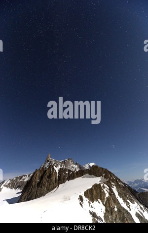 Mondlicht auf den Dent du Géant Berg. das Mont Blanc Massiv (Monte Bianco). Nacht Landschaft, Sternenhimmel. Alpen. Europa. Stockfoto