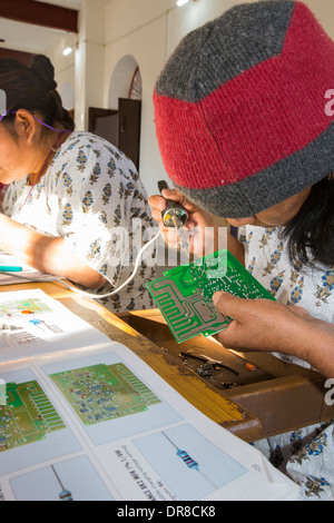 Frauen auf einem solar Workshop lernen, wie man solar Lanters am Barefoot College in Tilonia, Rajasthan, Indien zu machen. Stockfoto