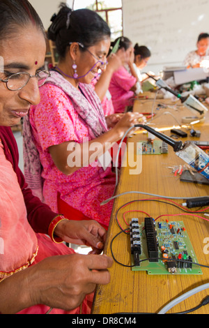 Frauen auf einem solar Workshop lernen, wie man solar Lanters am Barefoot College in Tilonia, Rajasthan, Indien zu machen. Stockfoto