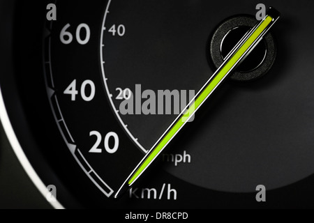 Nahaufnahme Bild von einem Tachometer im Auto Stockfoto