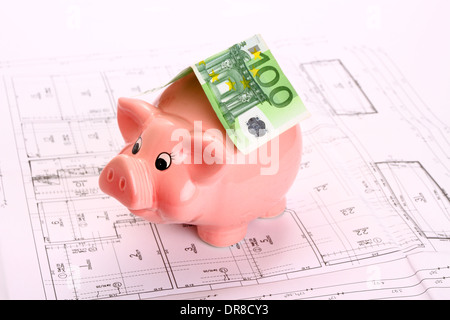 Sparschwein mit hundert Euro Schein als Dach auf House Zeichnung, Top view Stockfoto