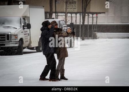 New York, NY, USA. 21. Januar 2014. Ein paar nehmen Selfies während eines Schneesturms in New York City, USA, am 21. Januar 2014. (Xinhua/Niu Xiaolei) Bildnachweis: Xinhua/Alamy Live-Nachrichten Stockfoto