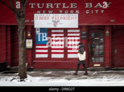 New York, NY, USA. 21. Januar 2014. Ein Fußgänger geht vorbei an einer Bar während eines Schneesturms in New York City, USA, am 21. Januar 2014. (Xinhua/Niu Xiaolei) Bildnachweis: Xinhua/Alamy Live-Nachrichten Stockfoto