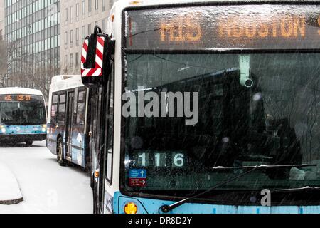 New York, NY, USA. 21. Januar 2014. Busse, die Service-Park am Straßenrand während eines Schneesturms in New York City, USA, am 21. Januar 2014 beendet haben. (Xinhua/Niu Xiaolei) Bildnachweis: Xinhua/Alamy Live-Nachrichten Stockfoto