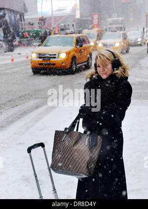 New York, NY, USA. 21. Januar 2014. Eine Fußgängerzone wartet im Schneesturm auf eine Straße zu übergeben-Signal in der Nähe von Times Square in New York City, USA, am 21. Januar 2014. Bildnachweis: Xinhua/Alamy Live-Nachrichten Stockfoto