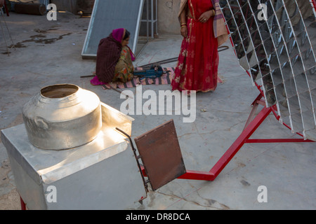 Bau von Solarkochern am Barefoot College in Tilonia, Rajasthan, Indien, Stockfoto