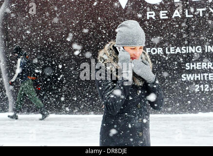New York, NY, USA. 21. Januar 2014. Eine Frau kommt im Schneesturm auf einer Straße nahe dem Times Square in New York City, USA, am 21. Januar 2014. Bildnachweis: Xinhua/Alamy Live-Nachrichten Stockfoto